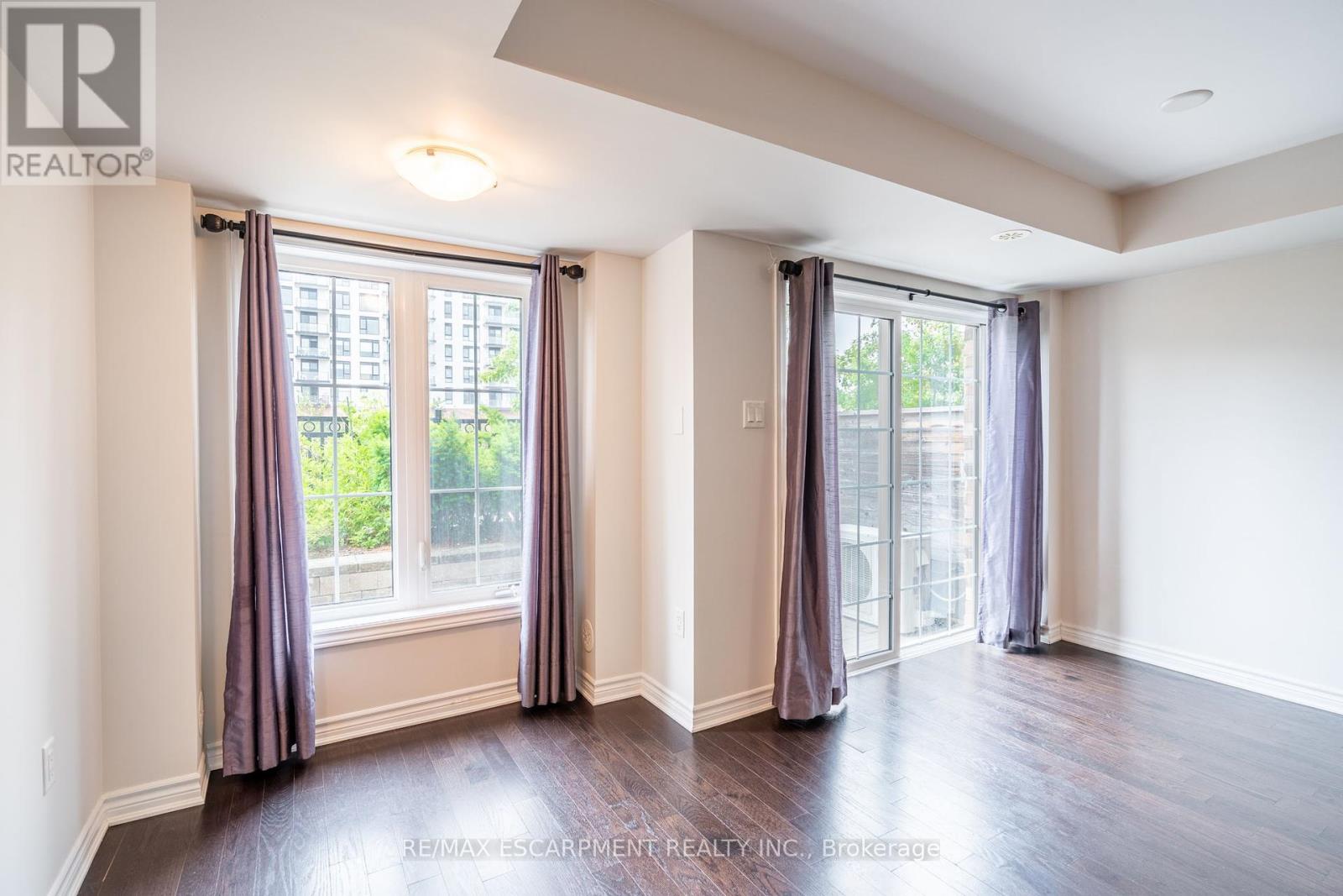 Photo 25 of 59 2441 Greenwich Drive, Oakville ON