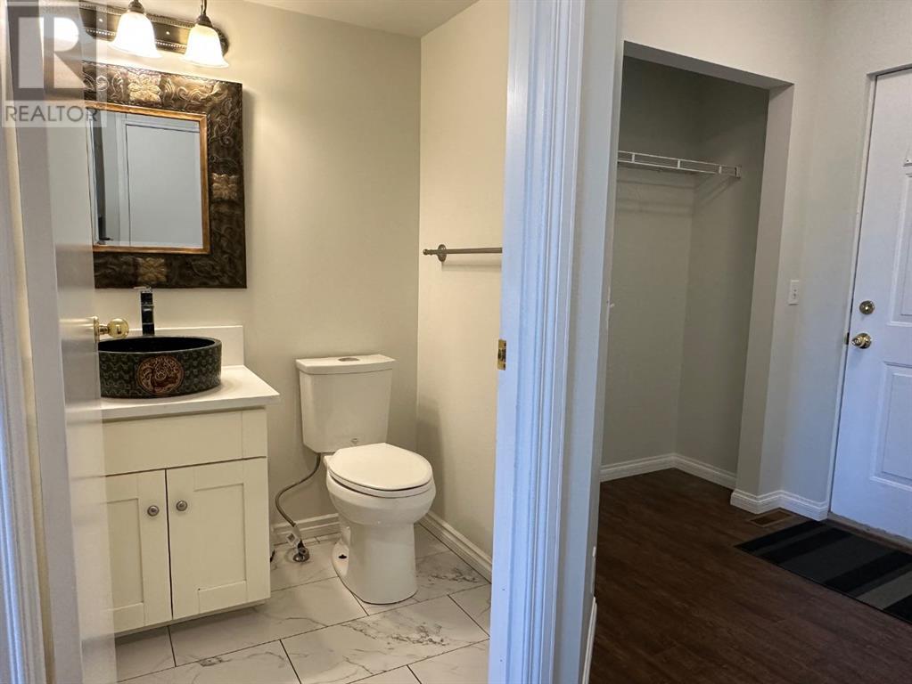 Single Family House for Sale in  Sandpiper Lane NW Sandstone Valley Calgary 