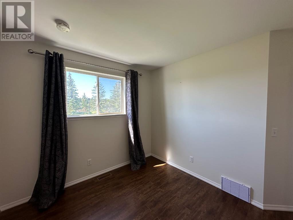 Single Family House for Sale in  Sandpiper Lane NW Sandstone Valley Calgary 