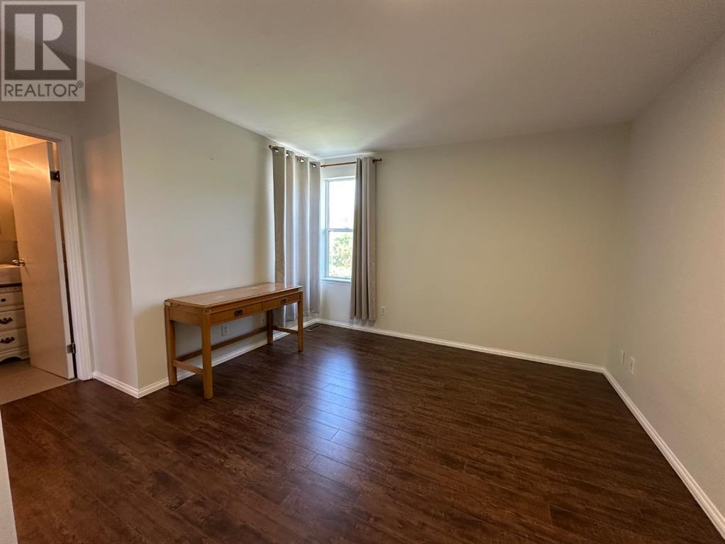 Single Family House for Sale in  Sandpiper Lane NW Sandstone Valley Calgary 