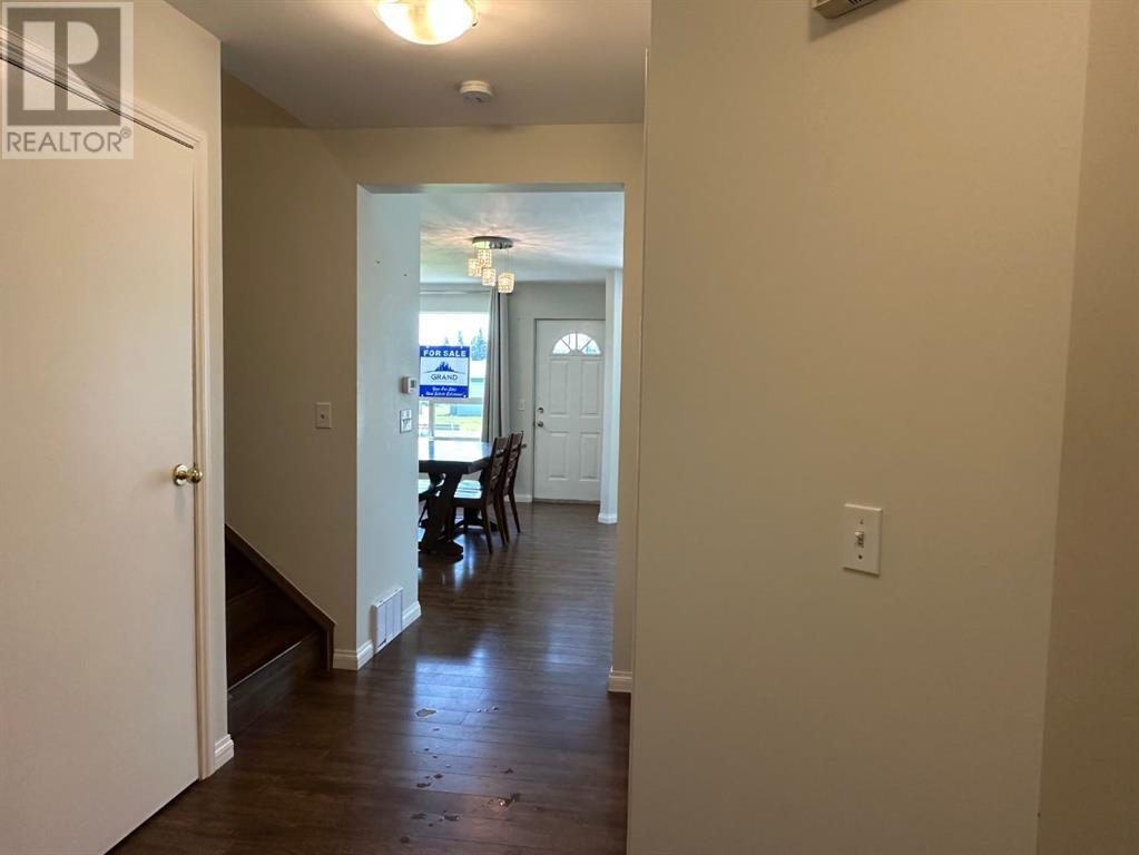 Single Family House for Sale in  Sandpiper Lane NW Sandstone Valley Calgary 