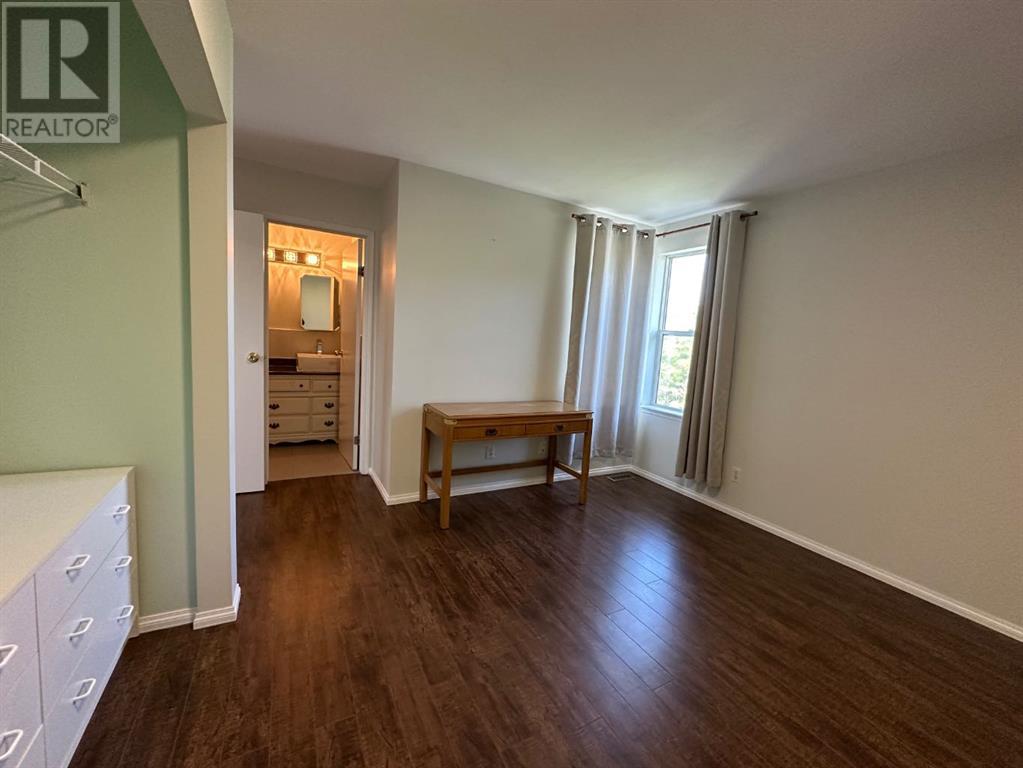 Single Family House for Sale in  Sandpiper Lane NW Sandstone Valley Calgary 