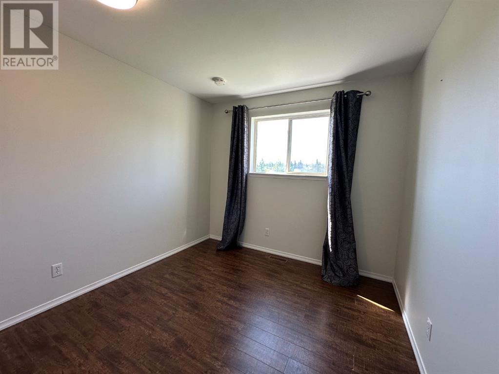 Single Family House for Sale in  Sandpiper Lane NW Sandstone Valley Calgary 