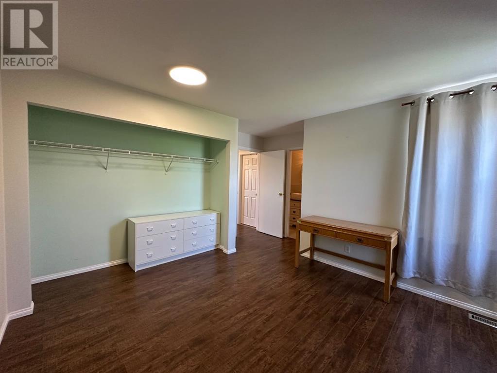 Single Family House for Sale in  Sandpiper Lane NW Sandstone Valley Calgary 
