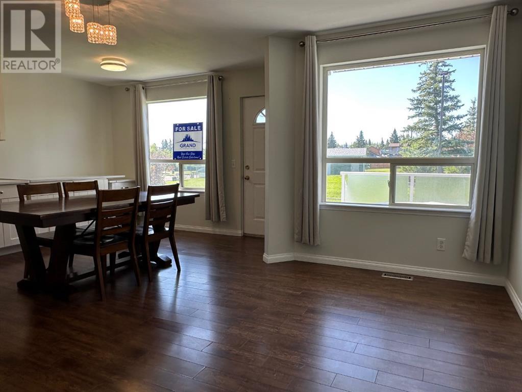 Single Family House for Sale in  Sandpiper Lane NW Sandstone Valley Calgary 