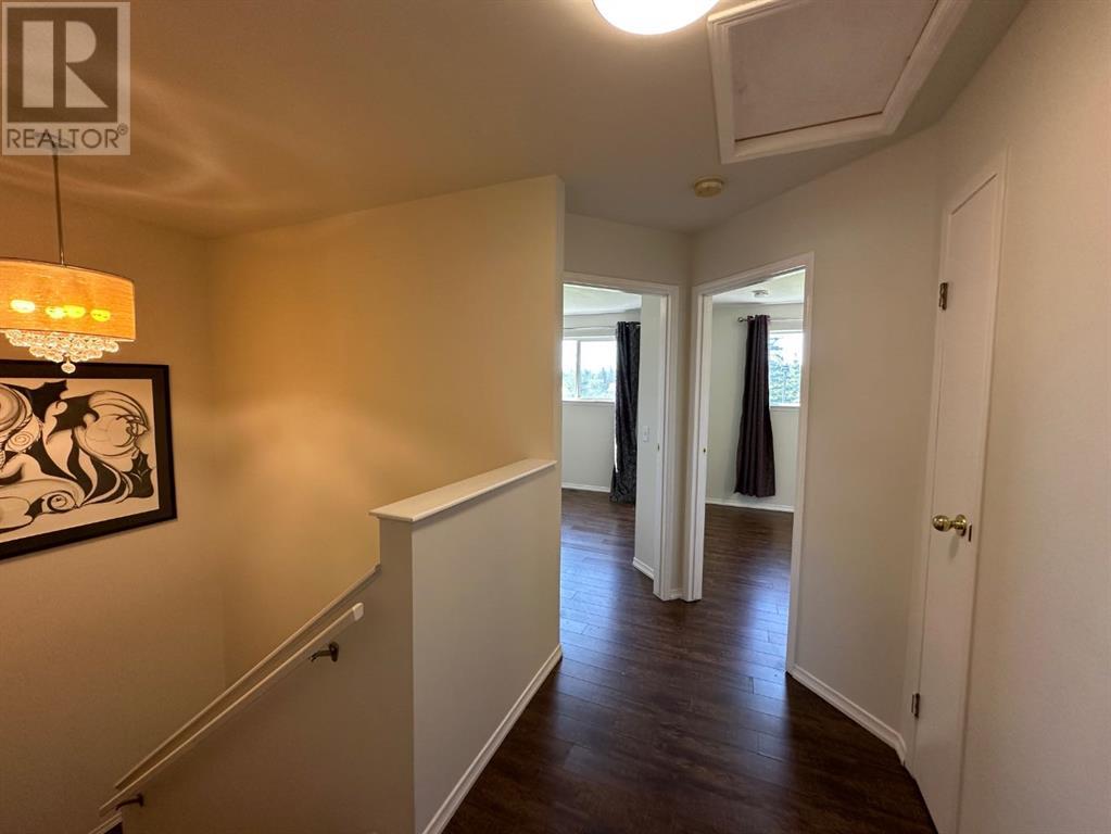 Single Family House for Sale in  Sandpiper Lane NW Sandstone Valley Calgary 