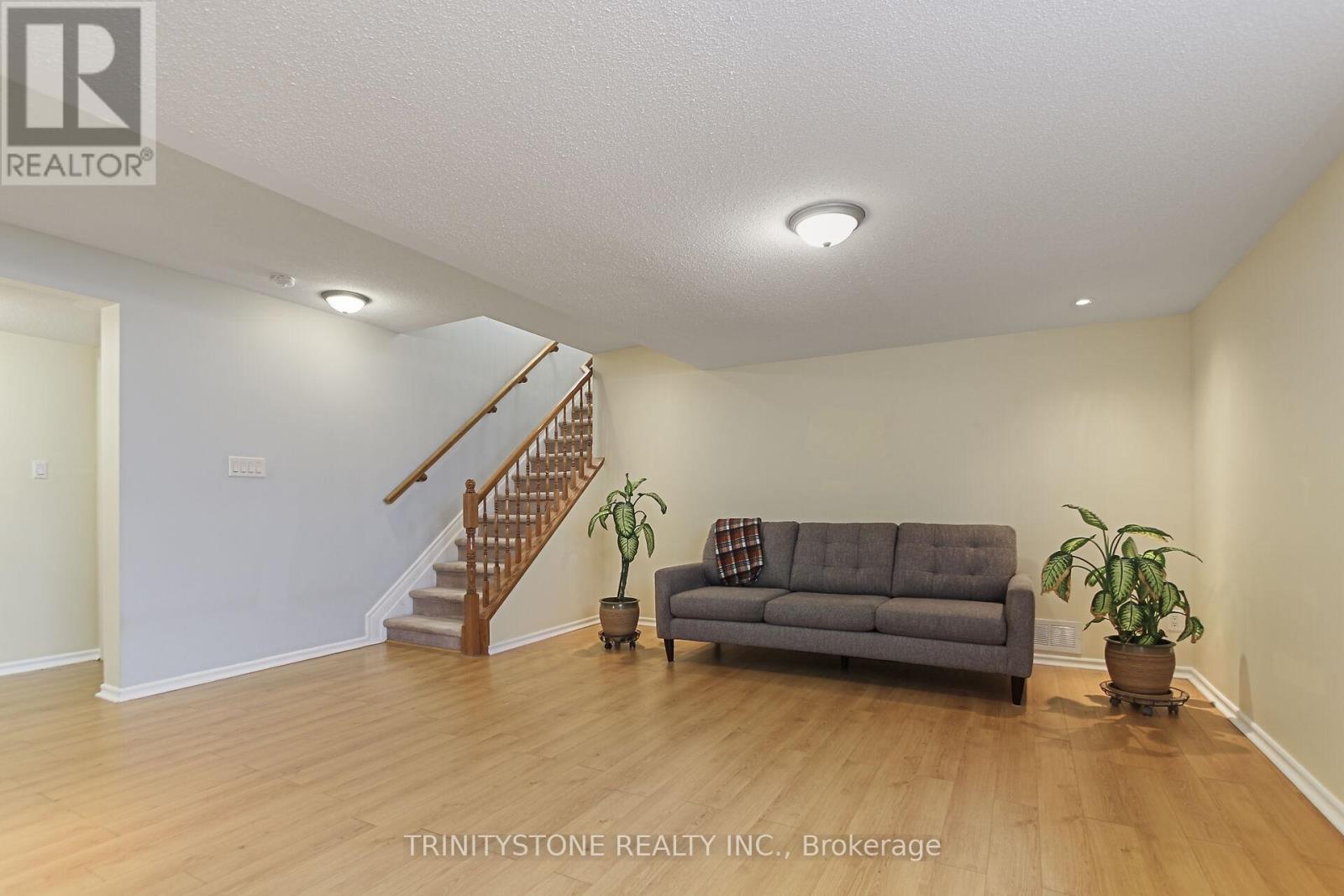 Photo 11 of 422 Statewood Drive, Ottawa ON