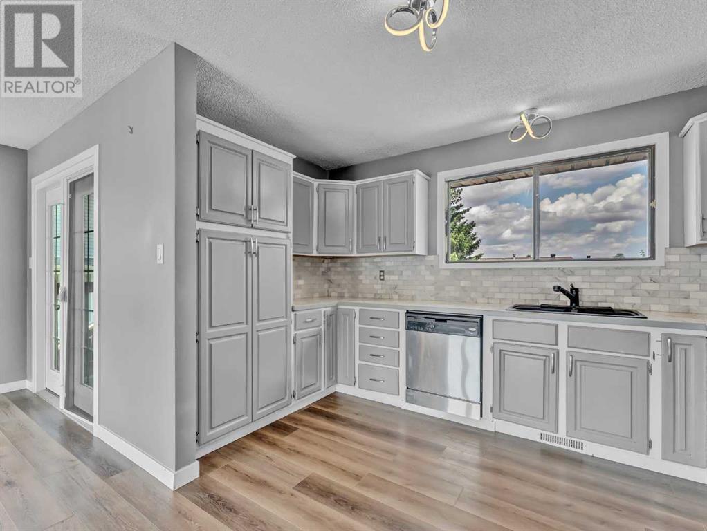 Single Family House Bi-level for Sale in  Iris Court SE Connaught Medicine Hat 