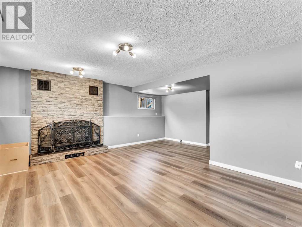 Single Family House Bi-level for Sale in  Iris Court SE Connaught Medicine Hat 