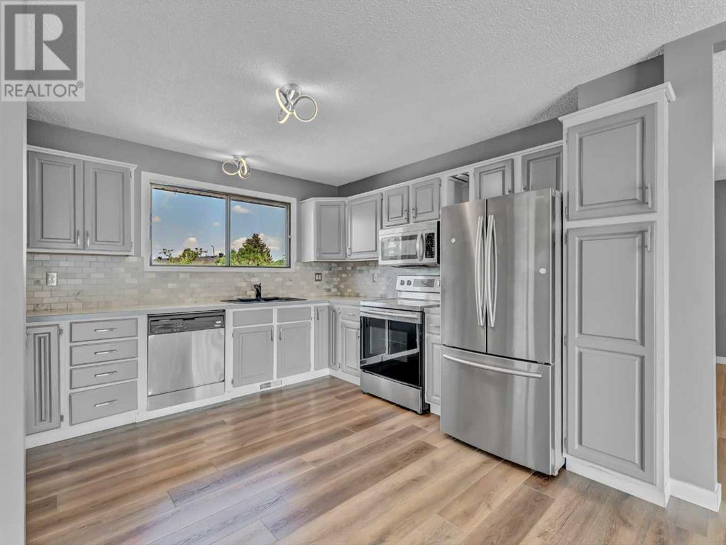 Single Family House Bi-level for Sale in  Iris Court SE Connaught Medicine Hat 