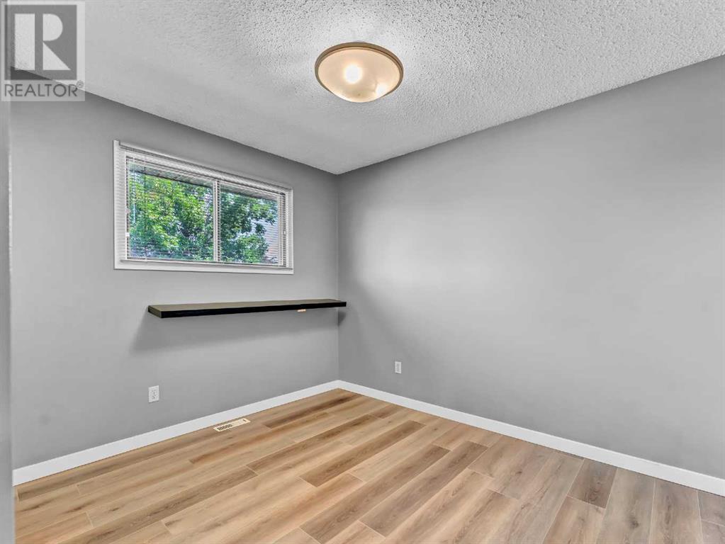 Single Family House Bi-level for Sale in  Iris Court SE Connaught Medicine Hat 