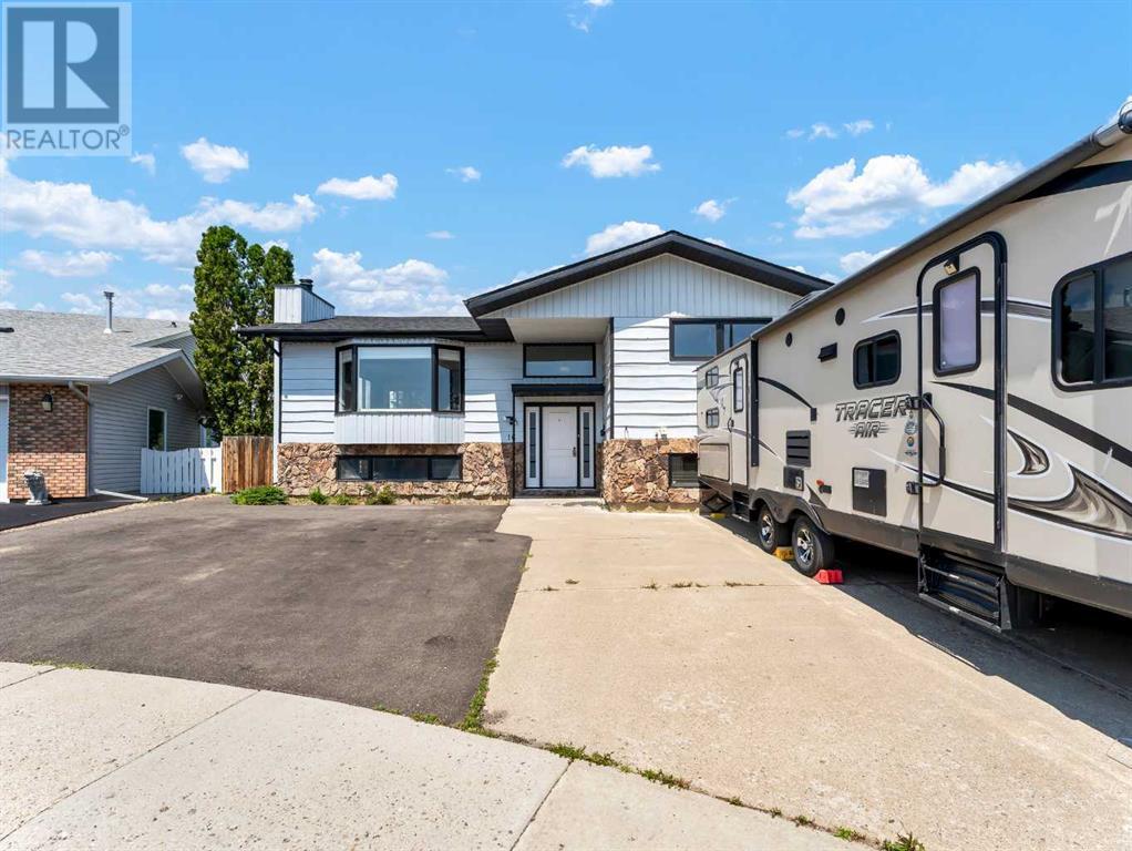 Single Family House Bi-level for Sale in  Iris Court SE Connaught Medicine Hat 