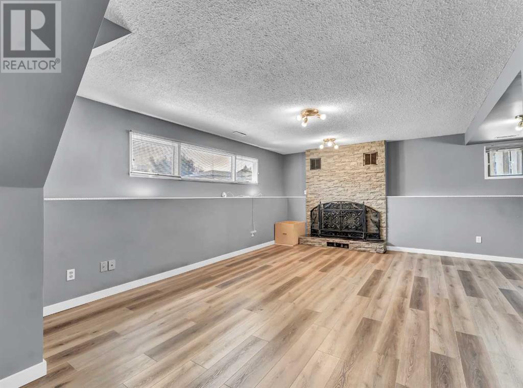 Single Family House Bi-level for Sale in  Iris Court SE Connaught Medicine Hat 