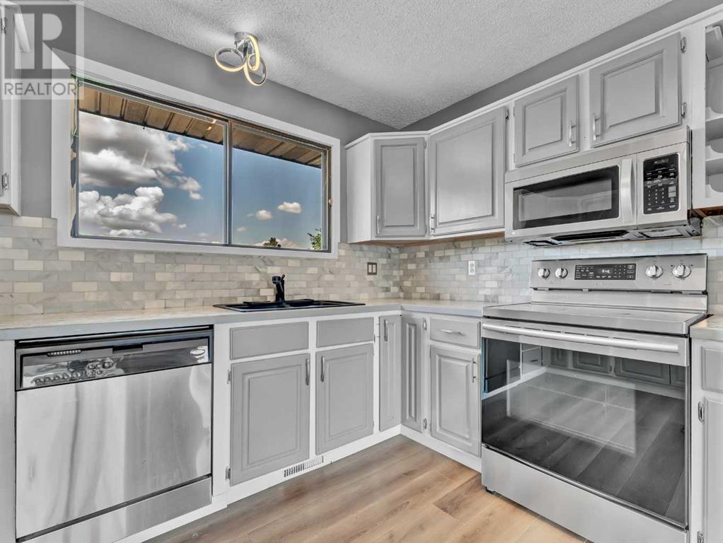 Single Family House Bi-level for Sale in  Iris Court SE Connaught Medicine Hat 