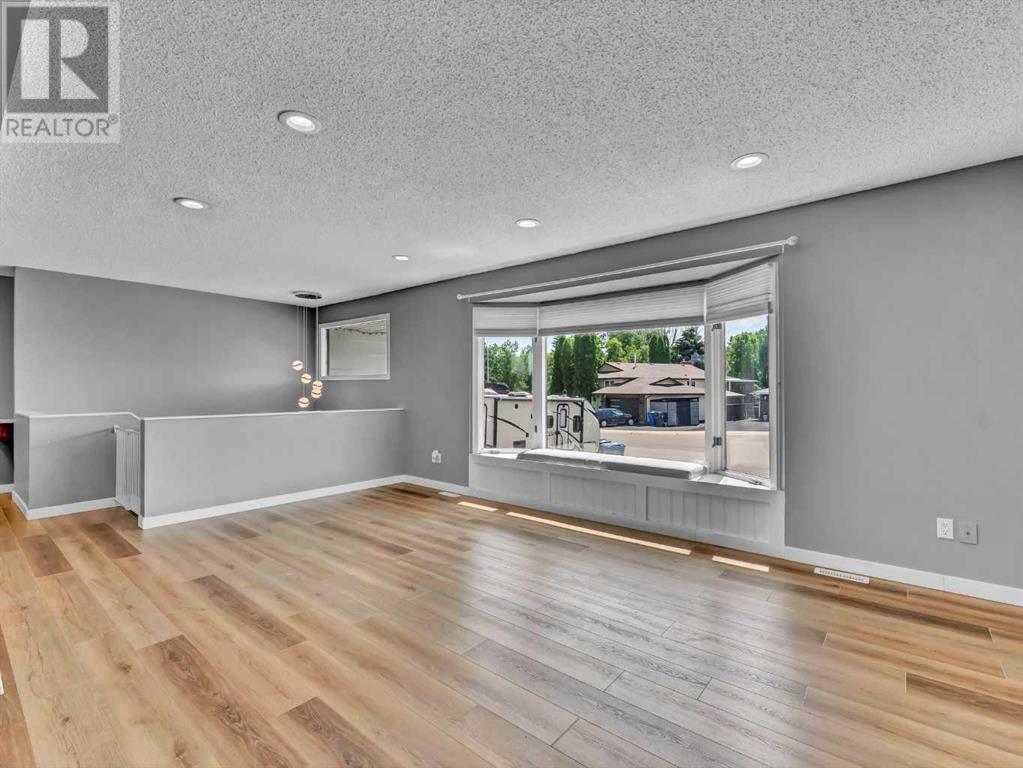 Single Family House Bi-level for Sale in  Iris Court SE Connaught Medicine Hat 