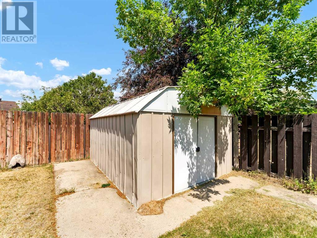 Single Family House Bi-level for Sale in  Iris Court SE Connaught Medicine Hat 
