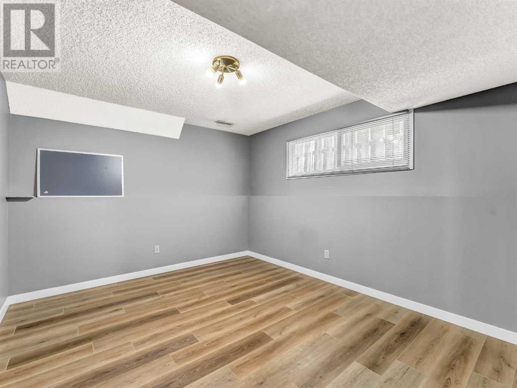 Single Family House Bi-level for Sale in  Iris Court SE Connaught Medicine Hat 