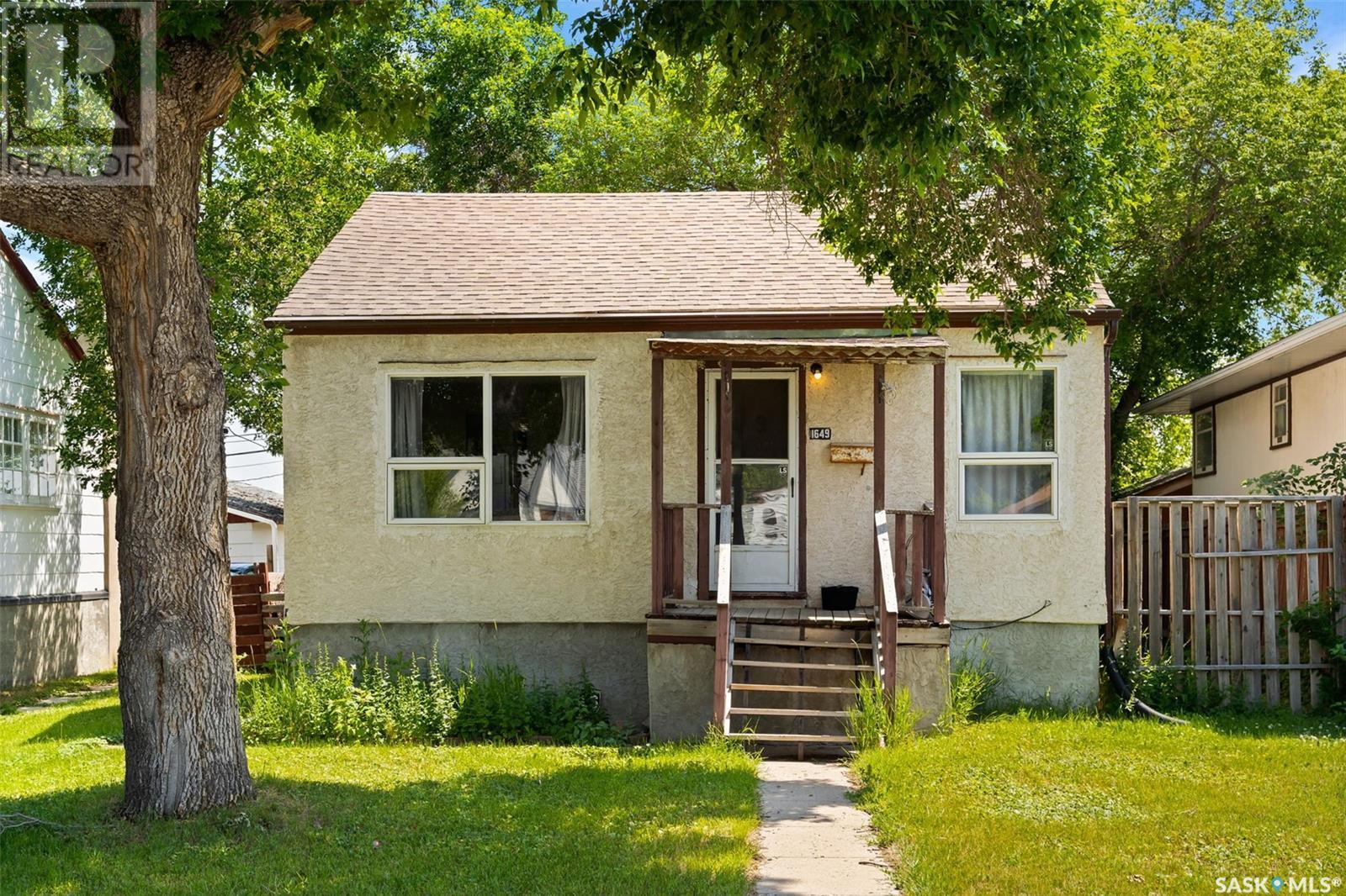 Photo 2 of 1649 Garnet Street, Regina SK