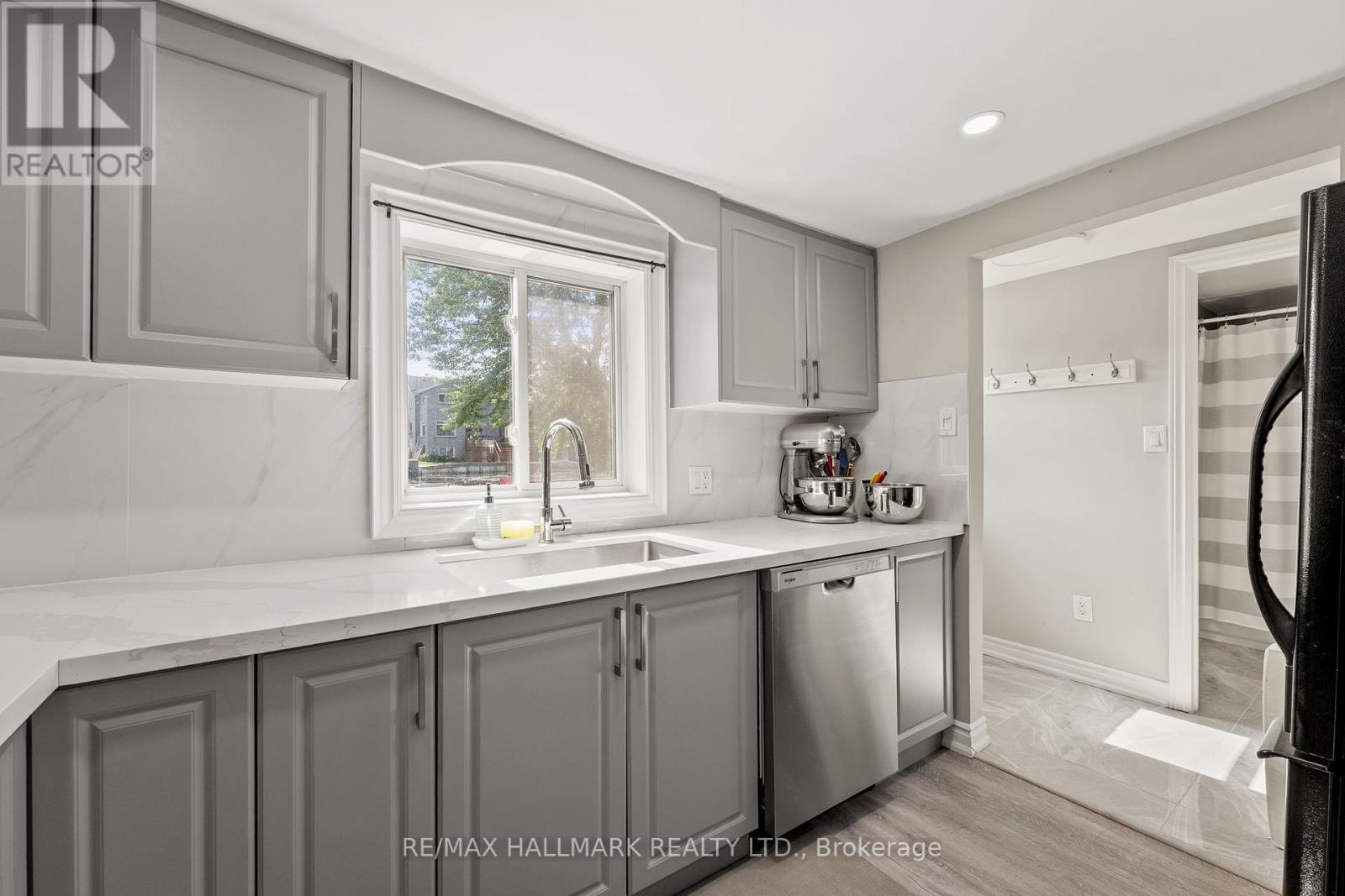 Photo 2 of 41 Shirlea Boulevard, Georgina ON