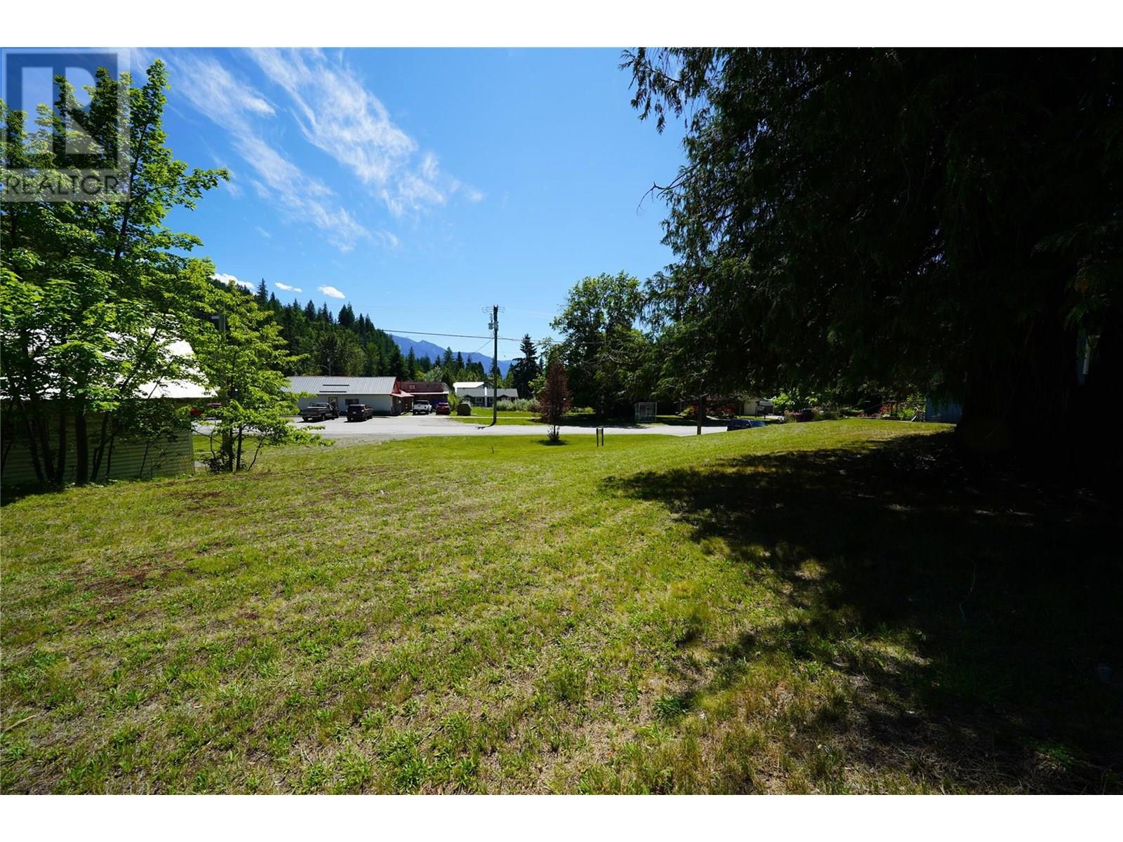 422 Slocan Avenue — photo 27