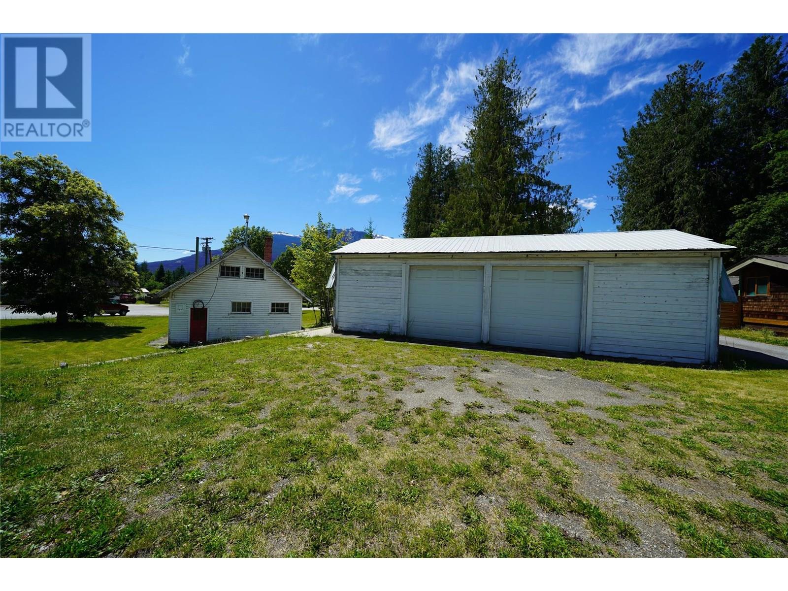422 Slocan Avenue — photo 23