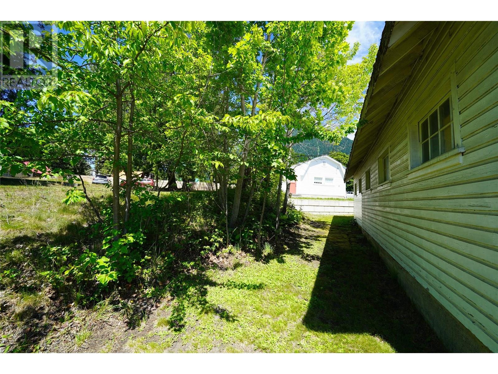 422 Slocan Avenue — photo 17