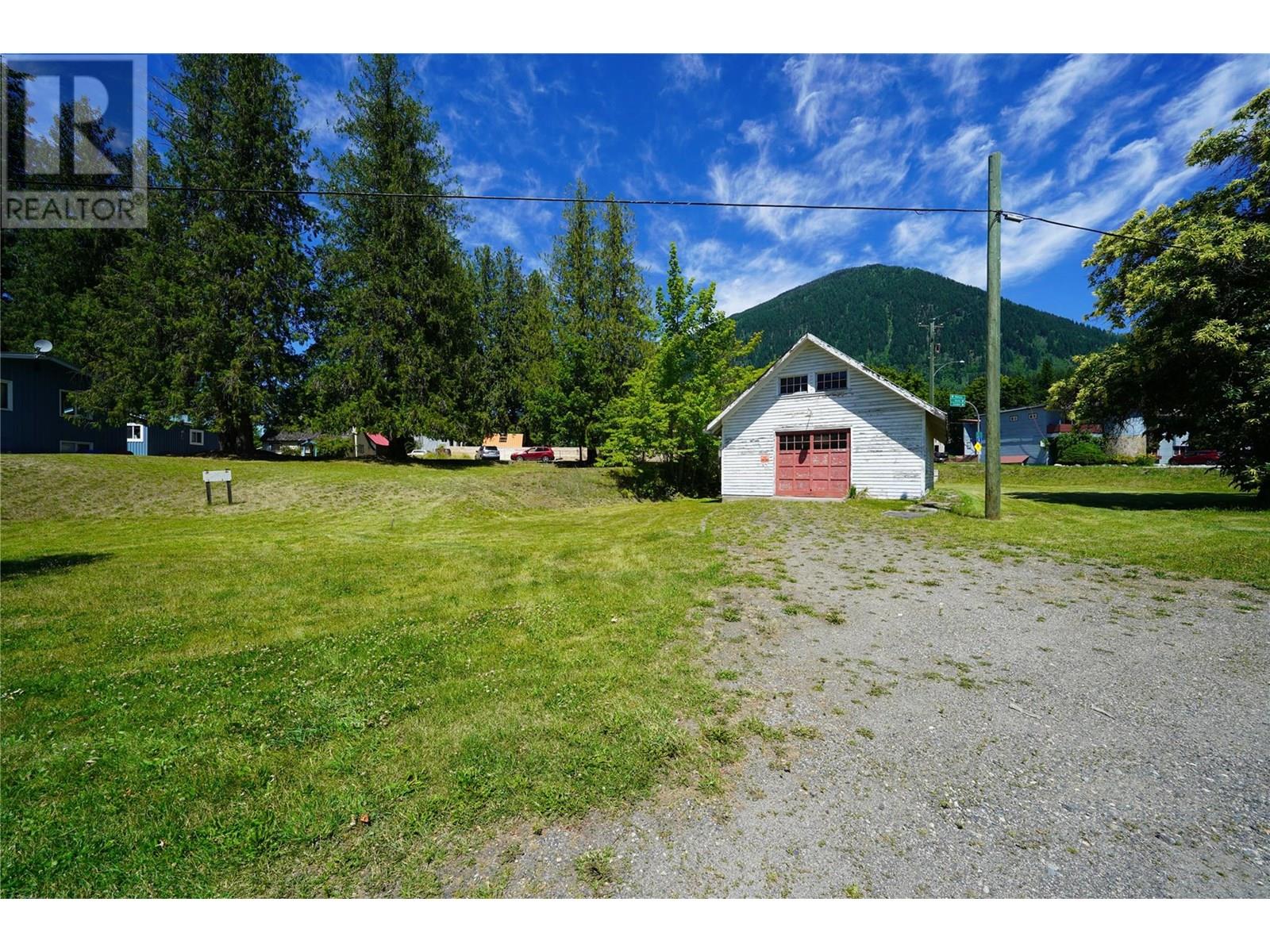 422 Slocan Avenue — photo 8