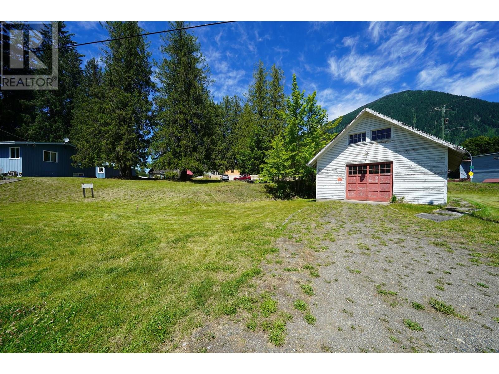 422 Slocan Avenue — photo 9