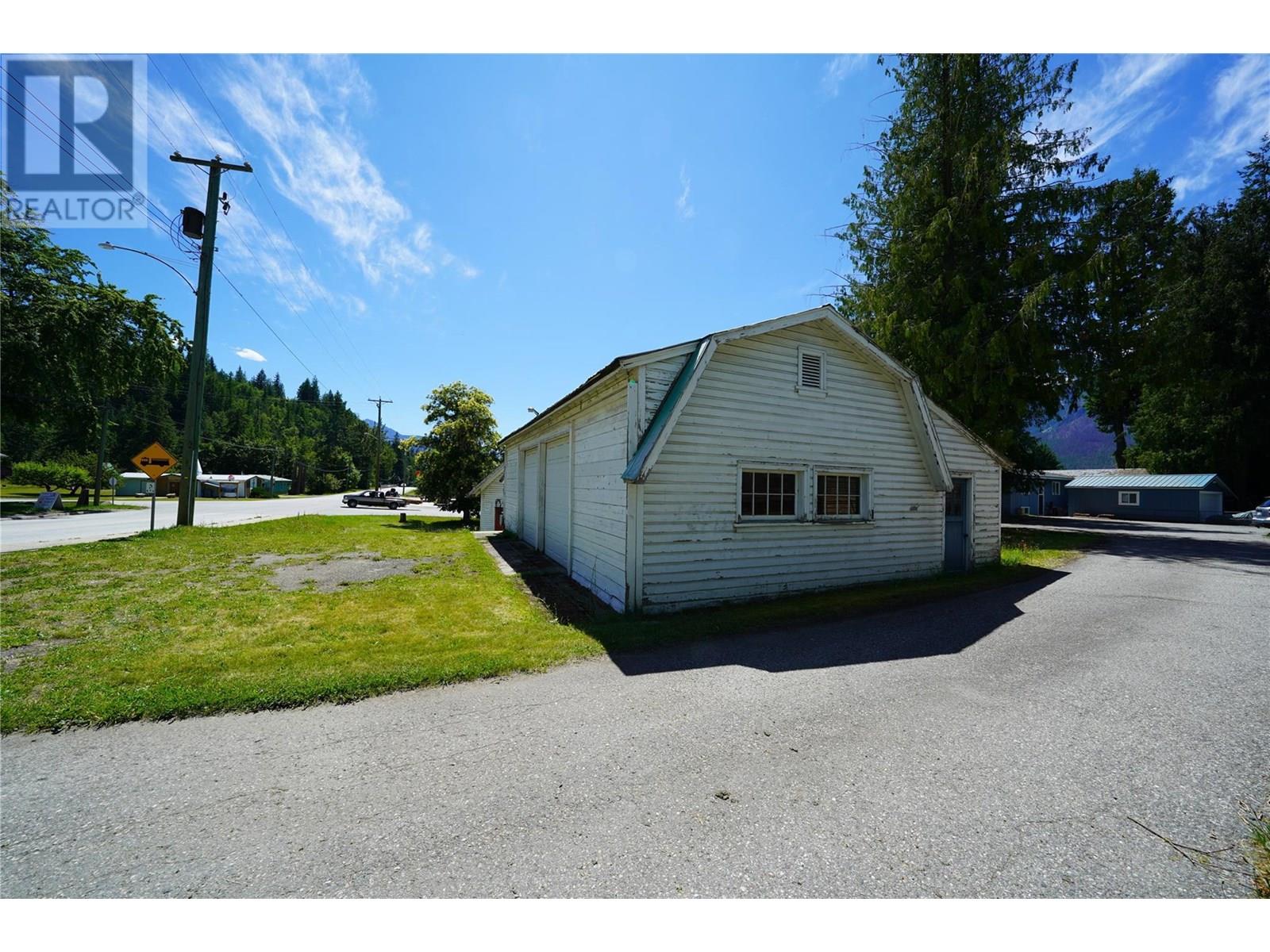 422 Slocan Avenue — photo 24