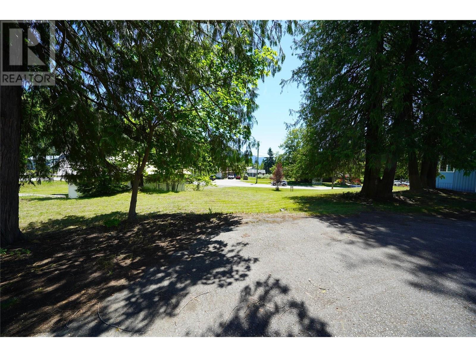 422 Slocan Avenue — photo 26