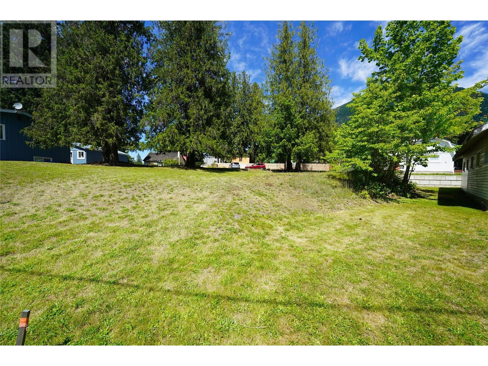 422 Slocan Avenue — photo 28