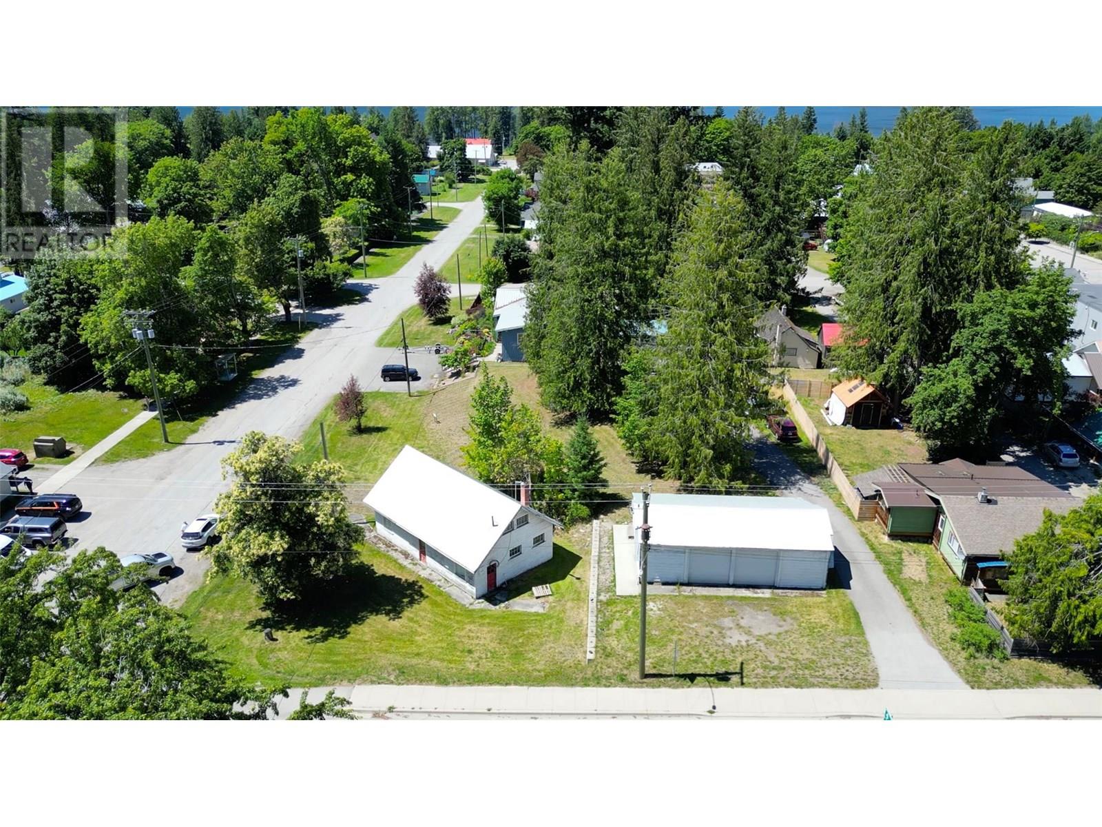 422 Slocan Avenue — photo 55