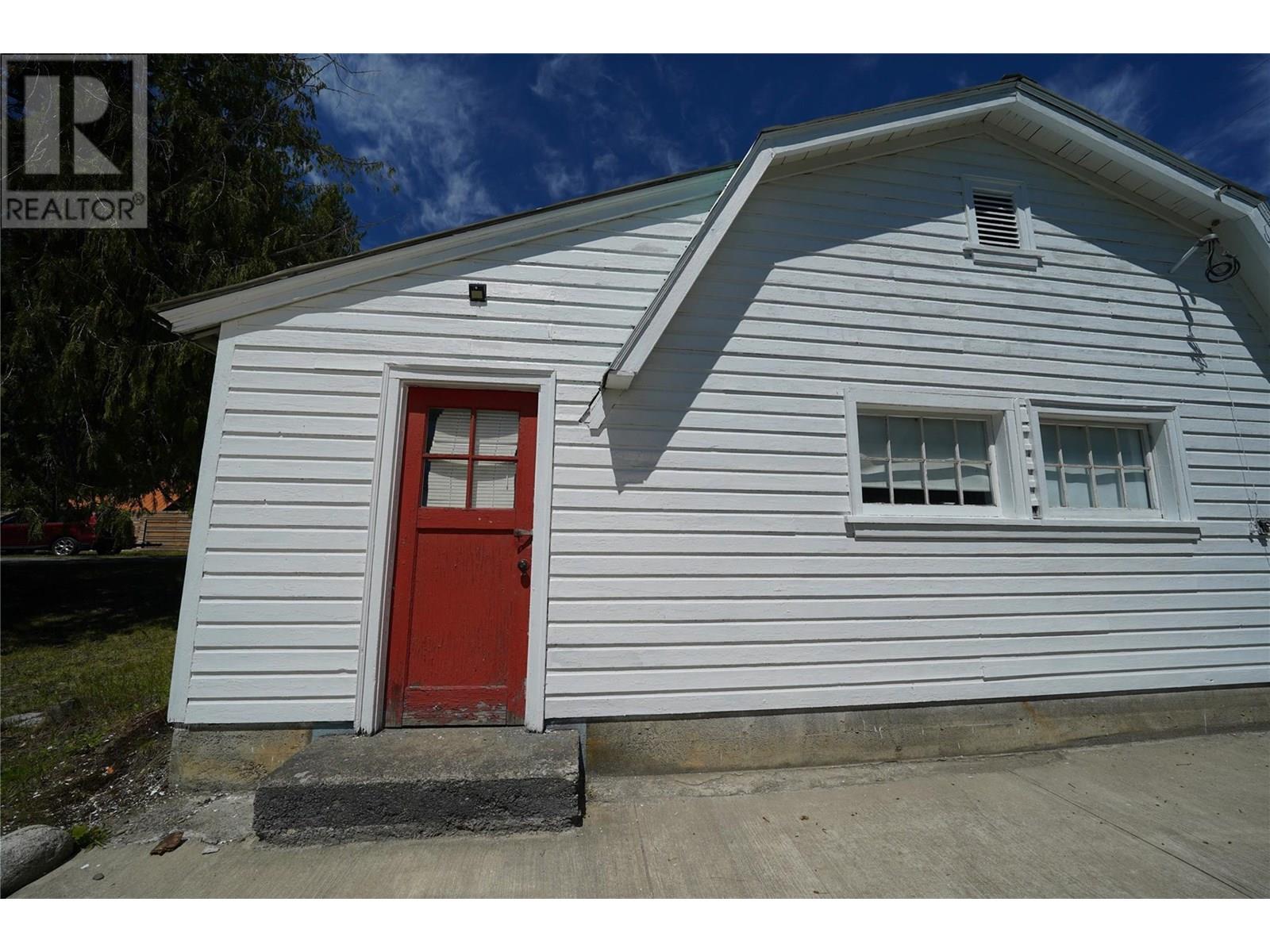 422 Slocan Avenue — photo 47