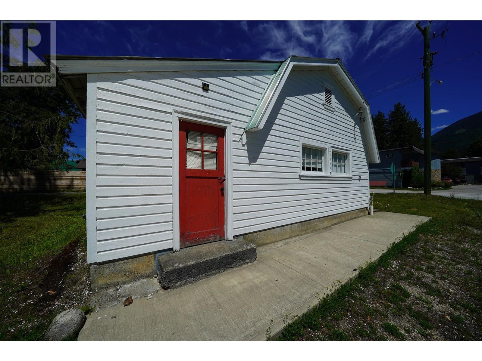 422 Slocan Avenue — photo 46