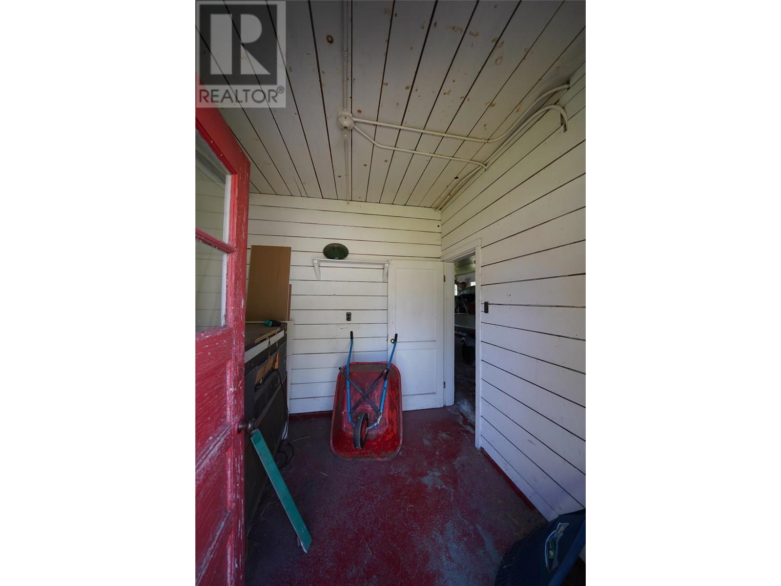 422 Slocan Avenue — photo 33