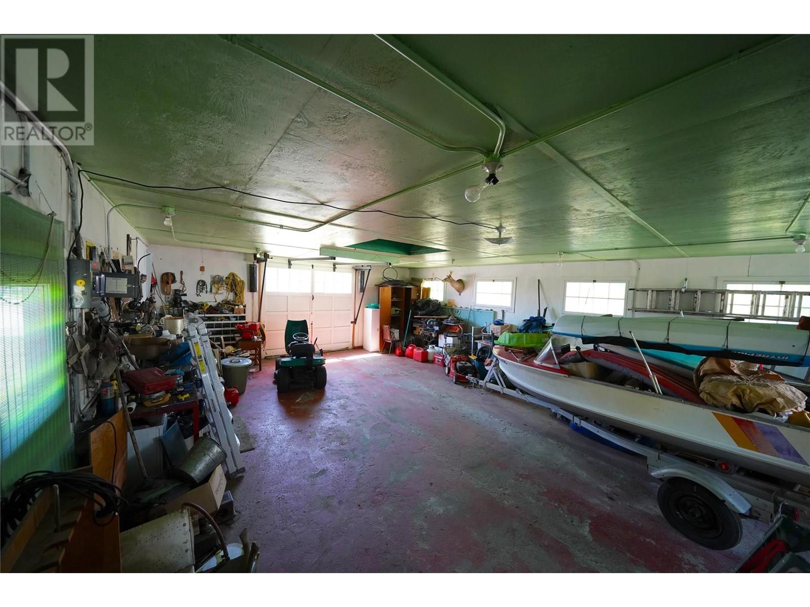 422 Slocan Avenue — photo 39