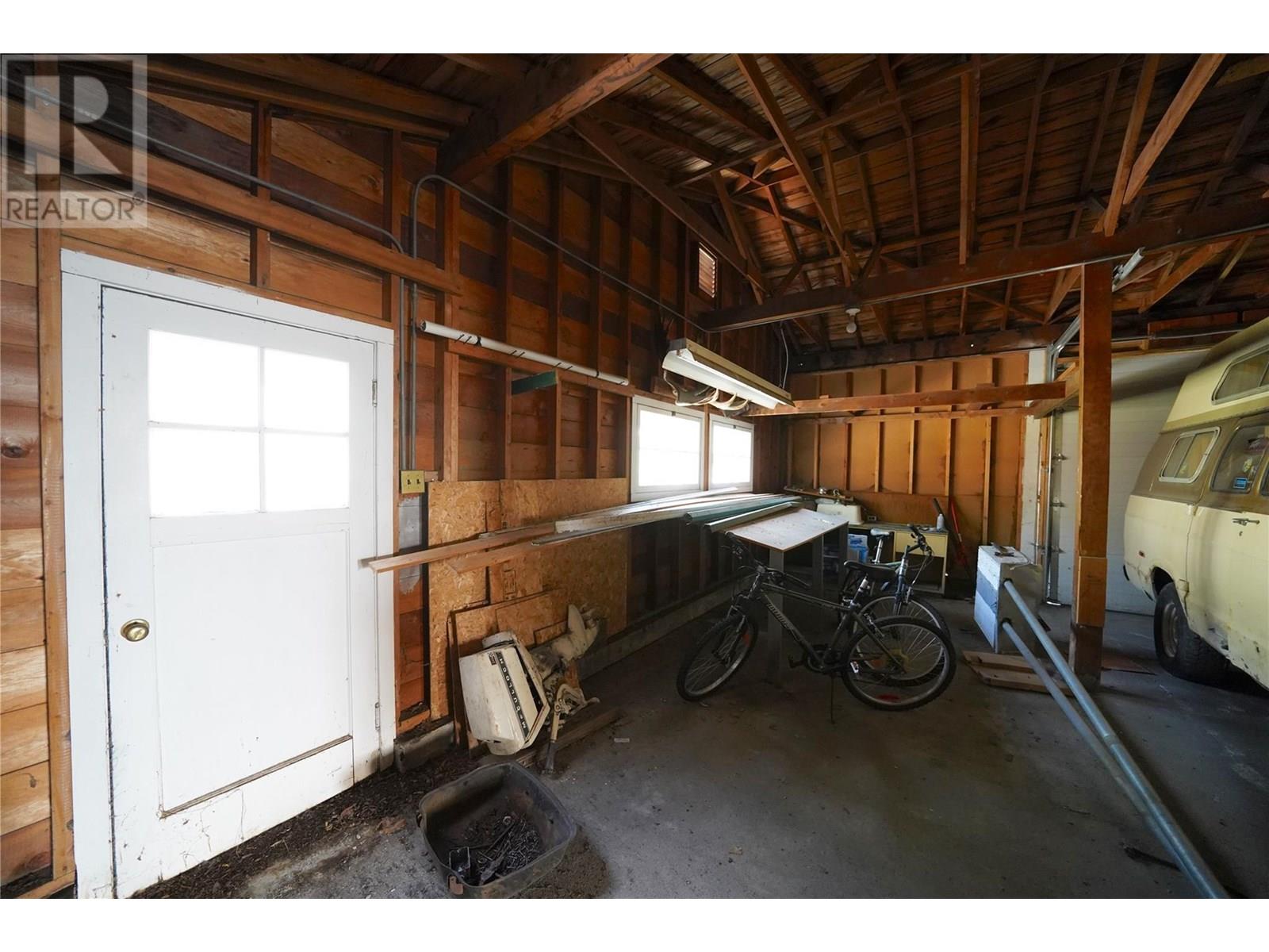 422 Slocan Avenue — photo 52