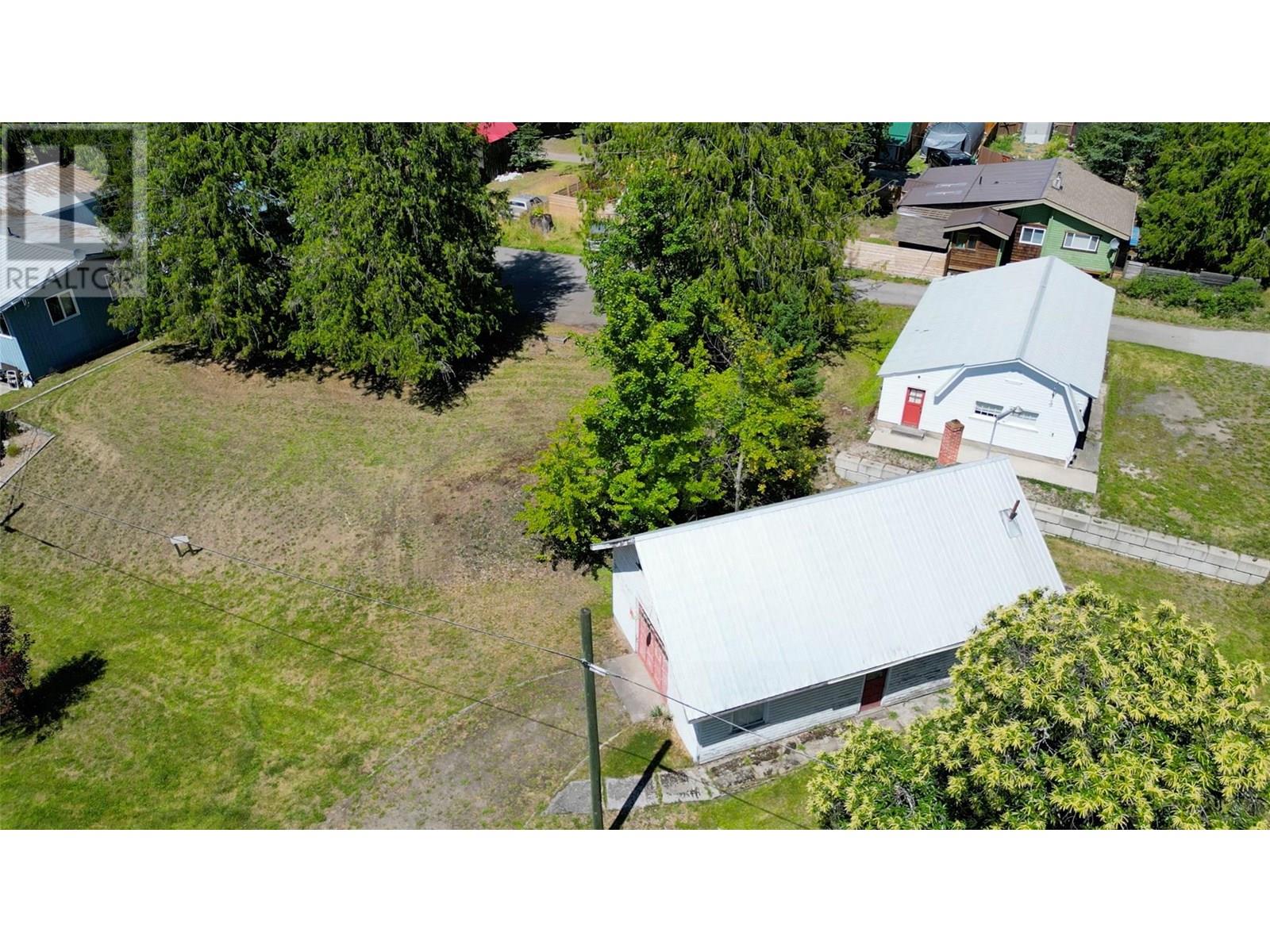 422 Slocan Avenue — photo 56