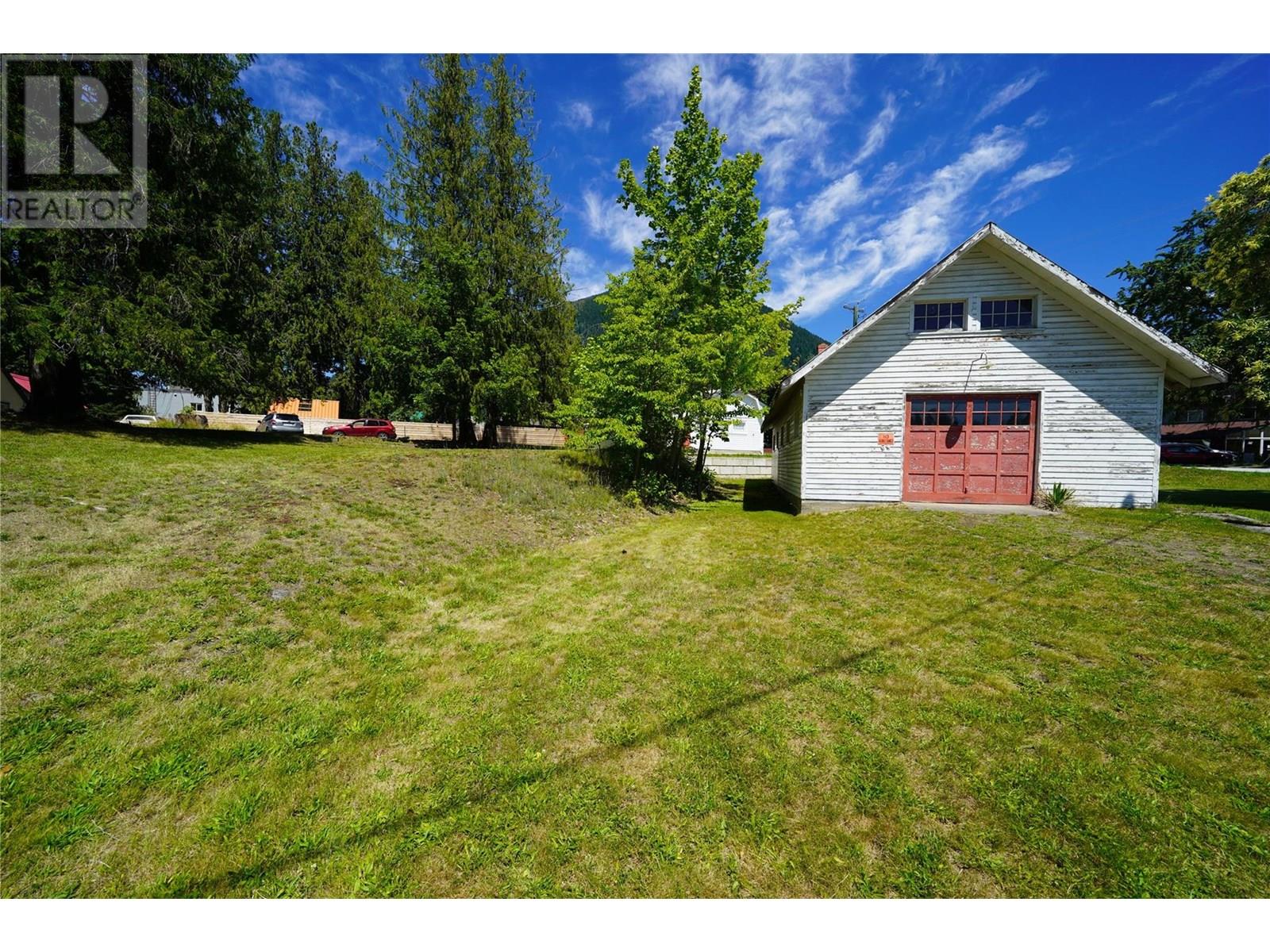 422 Slocan Avenue — photo 15