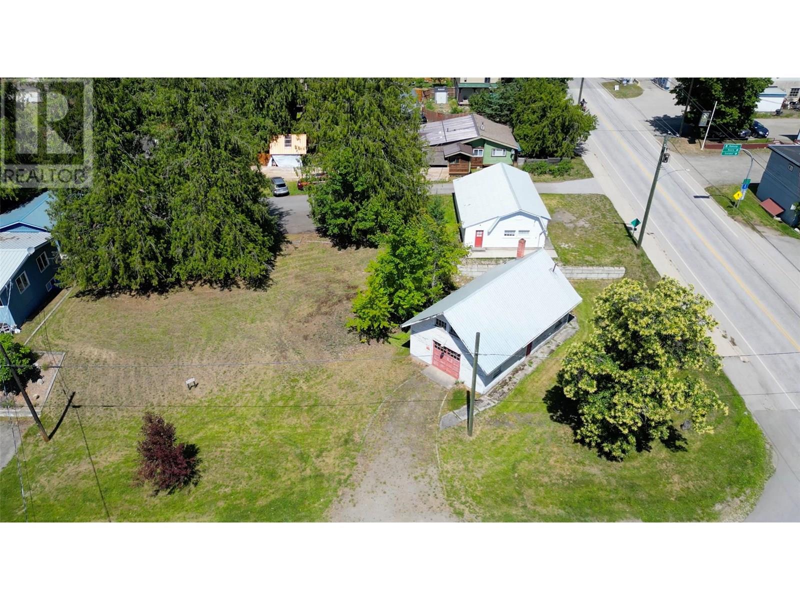 422 Slocan Avenue — photo 58