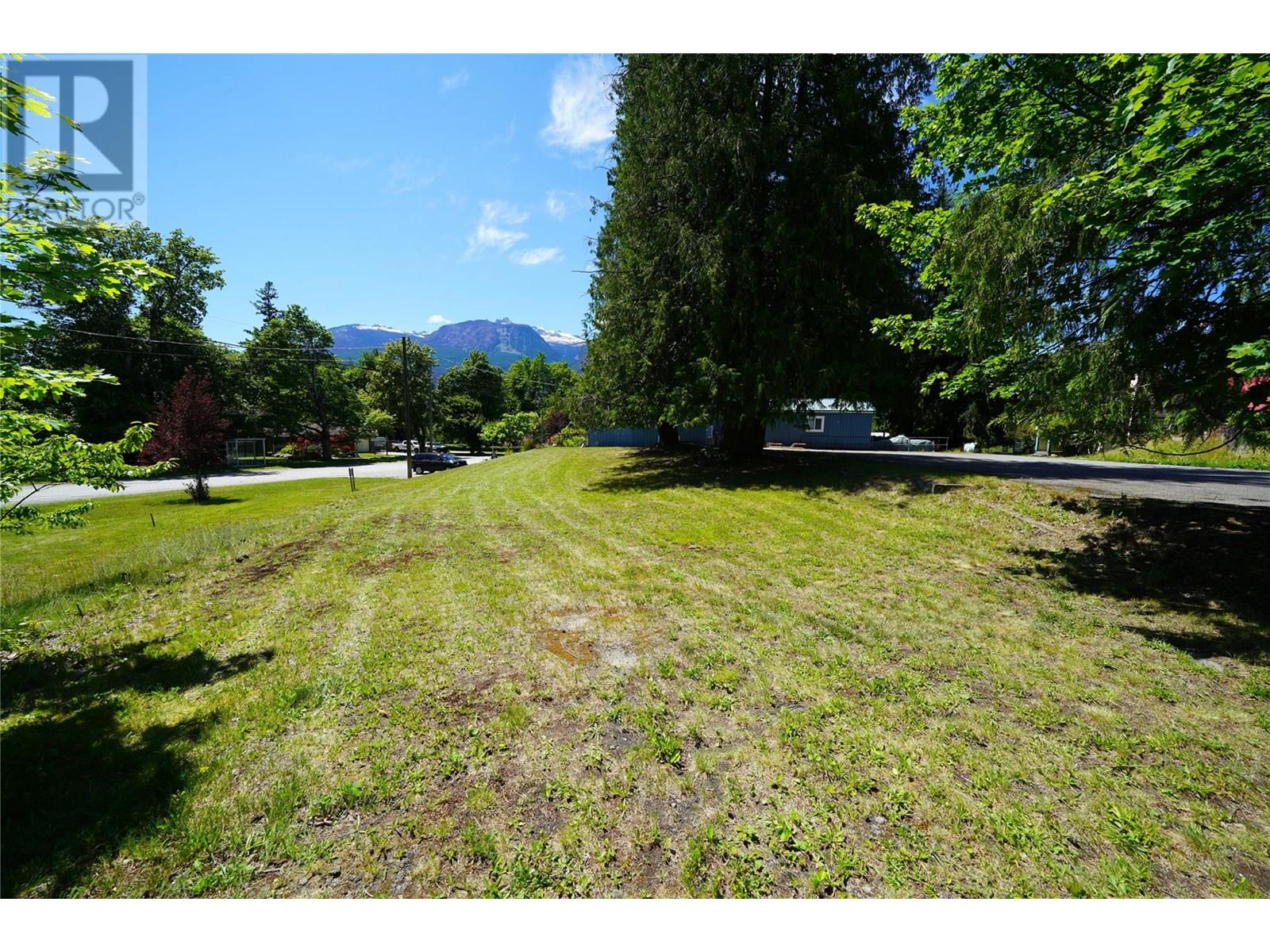 422 Slocan Avenue — photo 29
