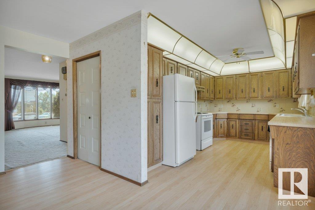 Photo 13 of 3520 103 Av Nw, Edmonton AB