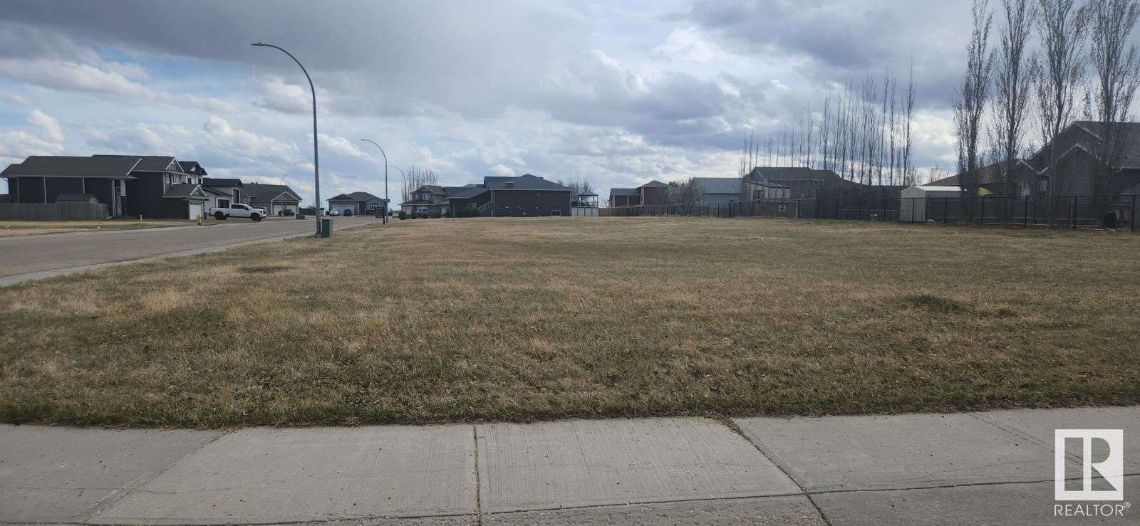 Photo 2 of 24 Monterey Es, Wetaskiwin AB