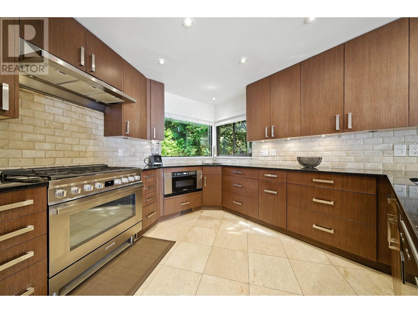 8275 PASCO ROAD, West Vancouver