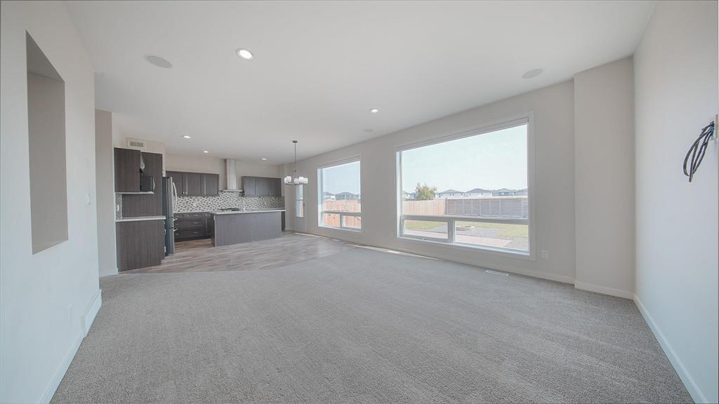 Photo 18 of 53 Wapta Crescent, Winnipeg MB