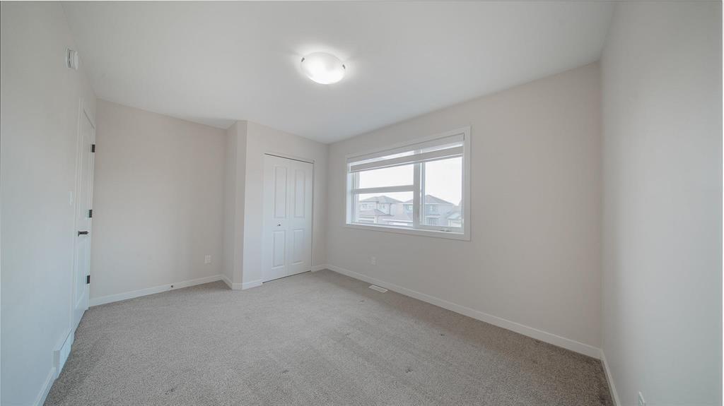 Photo 10 of 53 Wapta Crescent, Winnipeg MB