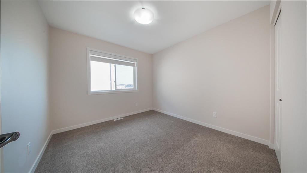 Photo 38 of 53 Wapta Crescent, Winnipeg MB