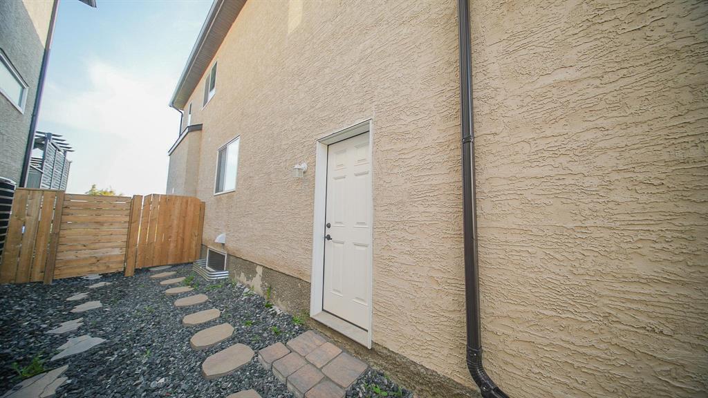 Photo 32 of 53 Wapta Crescent, Winnipeg MB