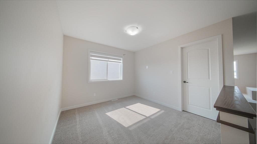 Photo 28 of 53 Wapta Crescent, Winnipeg MB
