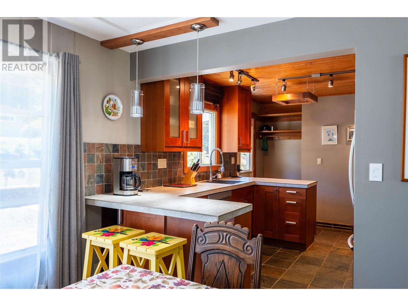 Photo 3 of 601 Mchardy Street, Nelson BC